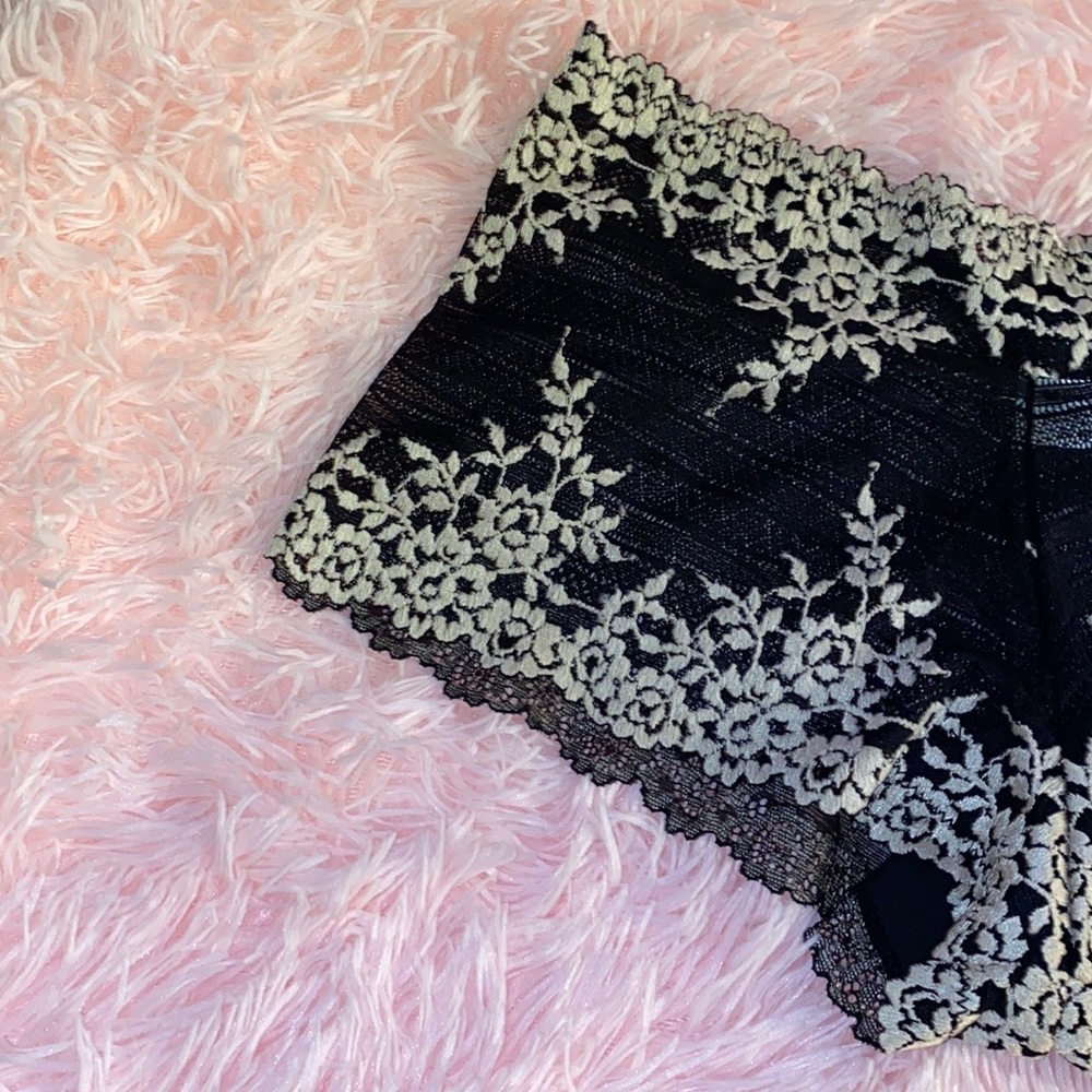 Embrace Lace Embroidered Boyshort by Wacoal - Picture 4 of 6
